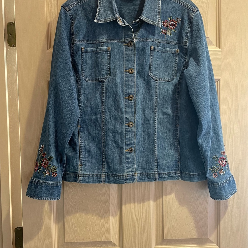Erika Floral Embroidered Denim Jacket with Front Pockets, Size XL‎